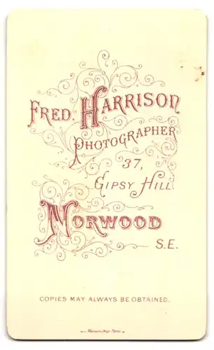 Fotografie Fred. Harrison, Norwood, 37 Gipsy Hill, Konfirmandin mit Gesangbuch und Kreuz-Anhänger