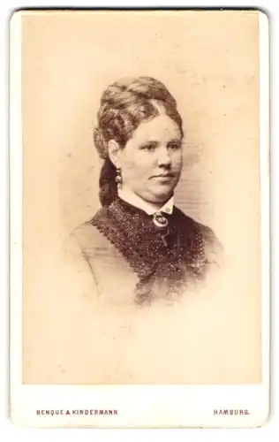 Fotografie Benque & Kindermann, Hamburg, Grosse Bleichen 30, Dame mit kunstvoller Frisur