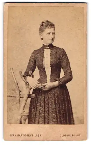 Fotografie Jean Baptiste Feilner, Oldenburg i. Gr., Junge Dame mit Büchlein in der Hand