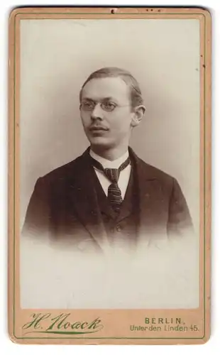 Fotografie H. Noack, Berlin, Unter den Linden 45, Junger Mann mit Brille und gestreifter Krawatte