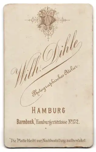 Fotografie Wilh. Dihle, Hamburg-Barmbeek, Hamburgerstrasse 172, Junger Mann mit Haartolle und Stehkragen