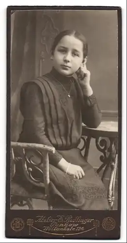 Fotografie E. Redlinger, Pankow, Wollankstrasse 124, Junges Mädchen mit aufgestütztem Ellenbogen