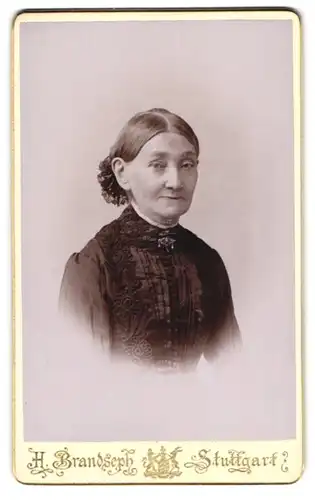 Fotografie H. Barndseph, Stuttgart, Marienstrasse 36, Alte Frau in schwarzer Rüschenbluse