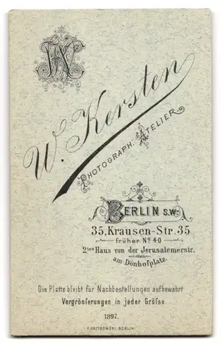 Fotografie Wilhelm Kersten, Berlin S.W., Krausen-Strasse 35, Junges Mädchen mit Gretchenfrisur von der Seite