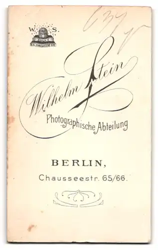 Fotografie Wilhelm Stein, Berlin, Chausseestrasse 65 /66, Bürgerlicher mit Stehkragen im Dreiteiler