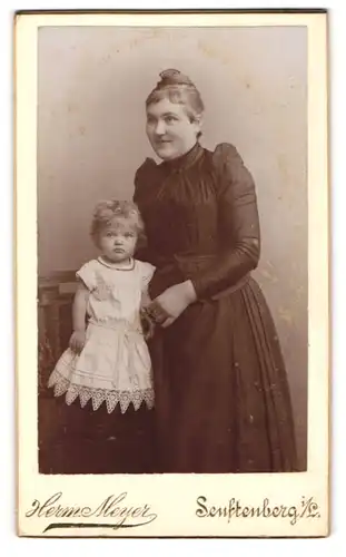 Fotografie Hermann Meyer, Senftenberg, Lächelnde Mutter mit kleinem Töchterchen