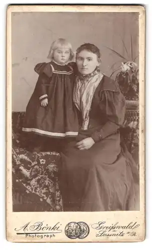 Fotografie A. Bönki, Greifswald, Kapaunenstr. 18, Bürgerliche Dame mit einem kleinen Mädchen