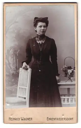 Fotografie Heinrich Wagner, Ehrenfriedersdorf, Chemnitzerstr., Junge Dame im Kleid