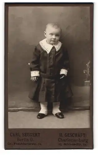 Fotografie Carl Seegert, Berlin-O., Gr. Frankfurterstr. 71, Kleines Kind im hübschen Kleid