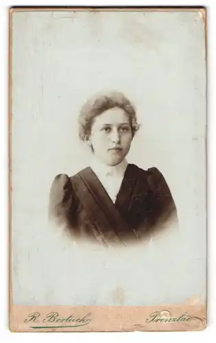 Fotografie Reinhold Bertuch, Prenzlau, Stein-Str. 431, Junge Dame in modischer Kleidung