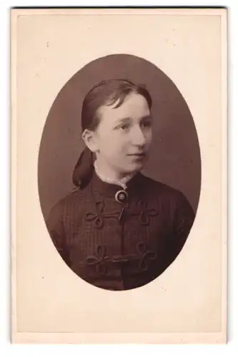Fotografie Wilhelm Köhnen, Hamburg-Altona, Reichenstr. 22, Junge Dame mit Kragenbrosche