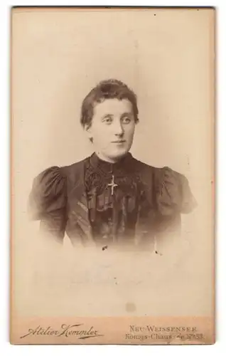 Fotografie A. Grieger, Neu-Weissensee bei Berlin, Königs-Chaussée 33, Junge Dame im Kleid mit Kreuzkette