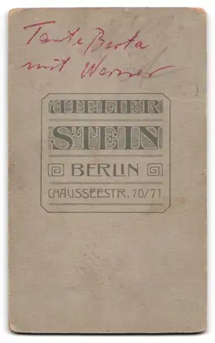 Fotografie Atelier Stein, Berlin, Chausseestr. 70-71, Bürgerliche Dame und Kleinkind mit Spielzeugpferd