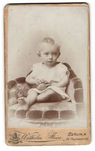 Fotografie Wilhelm Stein, Berlin, Chaussee-Str. 66, Süsses Kleinkind im Hemd mit einem Ball