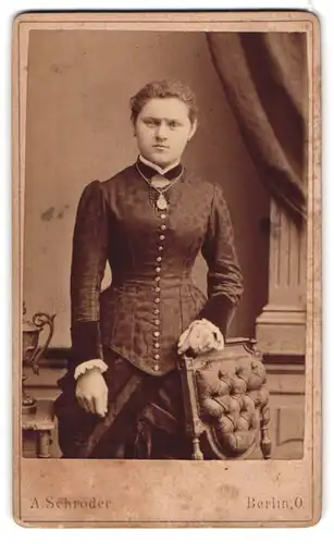 Fotografie A. Schröder, Berlin-O., Gr. Frankfurter-Str. 117, Bürgerliche Dame mit Amulett