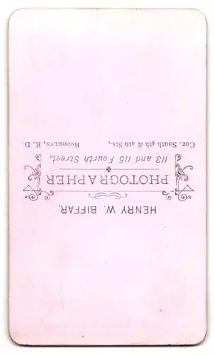 Fotografie Henry W. Biffar, Brooklyn-ED, 113 and 115 Fourth Street, Bürgerlicher Herr mit Oberlippenbart