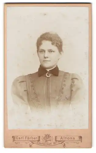 Fotografie Carl Färber, Hamburg-Altona, Schulterblatt 59 b, Junge Dame mit zurückgebundenem Haar