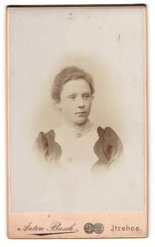 Fotografie Anton Busch, Itzehoe, Poststr. 5, Junge Dame mit zurückgebundenem Haar