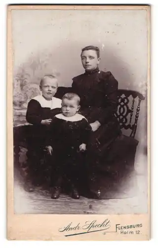 Fotografie Andr. Specht, Flensburg, Holm 12, Bürgerliche Dame mit zwei kleinen Jungen