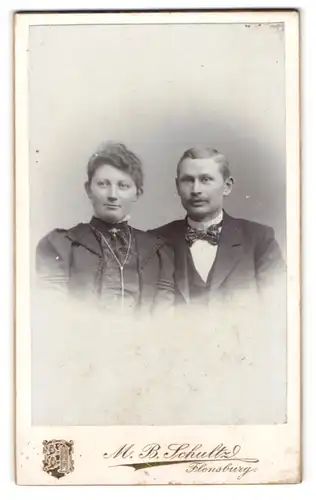 Fotografie M. B. Schultz, Flensburg, Norderhofenden 13, Junges Paar in hübscher Kleidung