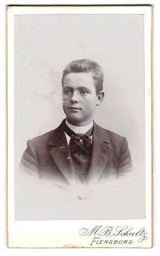 Fotografie M. B. Schultz, Flensburg, Norderhofenden 13, Junger Herr im Anzug mit Krawatte