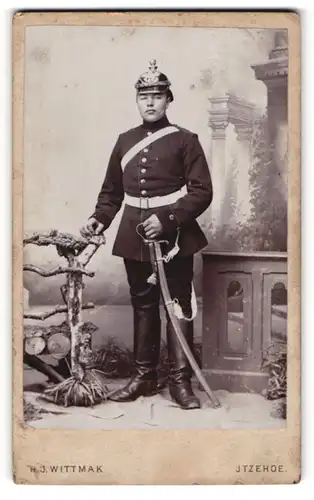 Fotografie H. J. Wittmak, Itzehoe, Paaschburg 52, Portrait junger Soldat in Uniform mit Artillerie Pickelhaube und Säbel