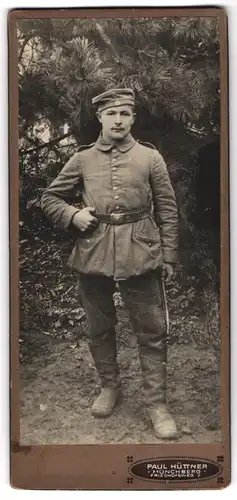 Fotografie Paul Hüttner, Münchberg, Friedhofsweg 2, Portrait junger Soldat in Feldgrau Uniform mit Bajonett, Krätzchen