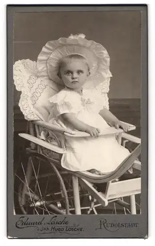 Fotografie Eduard Lösche, Rudolstadt, Mauer-Str. 27, Portrait niedliches Kind im weissen Kleidchen sitzt im Kinderwagen