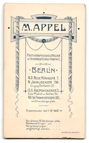 Fotografie M. Appel, Berlin, Neue Königstr. 1, Portrait Mädchen im schwarzen Samtkleid mit Spielzeugschaft