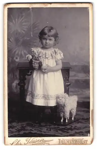 Fotografie Chr. Jessen, Delmenhorst, Mädchen Christa Buchholtz mit Spielzeug Schaf und Puppe in der Hand