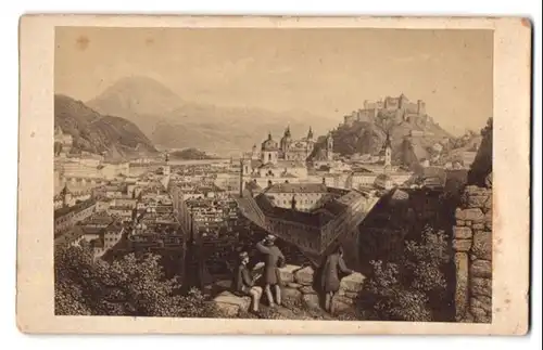 Fotografie G. Baldi, Salzburg, Ansicht Salzburg, Blick auf die Stadt mit Wanderern