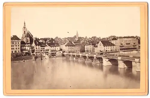 Fotografie A. Varady & Co., Basel, Ansicht Basel, Rheinpartie mit Brücke und Blick in den Ort