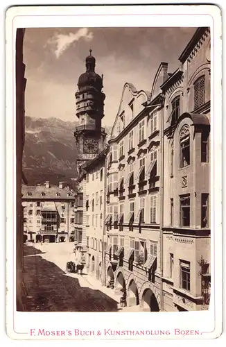 Fotografie F. Moser, Bozen, Ansicht Innsbruck, Blick in die Herzog-Friedrich Strasse mit Turmuhr