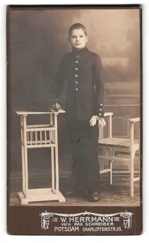 Fotografie W. Herrmann, Potsdam, Charlottenstr. 25, Portrait junger Knabe als Soldat in Uniform, Kindersoldate
