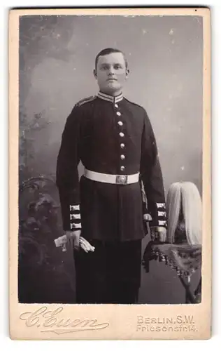 Fotografie C. Euen, Berlin, Friesen-Str. 14, Portrait Soldat in Gardeuniform Rgt. 7 mit Pickelhaube Rosshaarbusch