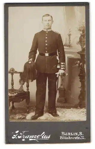 Fotografie G. Franzelius, Berlin, Blücherstr. 56, Portrait junger Soldat in Gardeuniform mit Pickelhaube Rosshaarbusch
