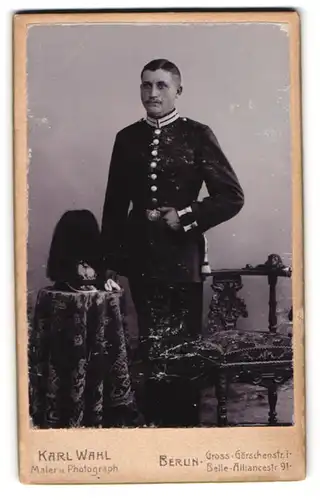 Fotografie Karl Wahl, Berlin, Gross-Görschenstr. 1, Soldat in Gardeuniform Rgt. 6 mit Pickelhaube Rosshaarbusch