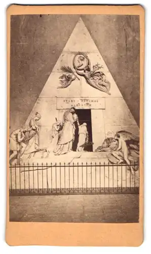 Fotografie unbekannter Fotograf, Ansicht Wien, Blick auf das Christinendenkmal, Pyramide, 1873