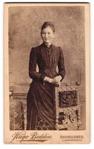 Fotografie Hugo Beddies, Braunschweig, Hagenmarkt 4, junge Frau im Kleid mit Gründerzeitstuhl