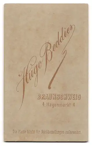 Fotografie Hugo Beddies, Braunschweig, Hagenmarkt 4, junge Frau im Kleid mit Gründerzeitstuhl