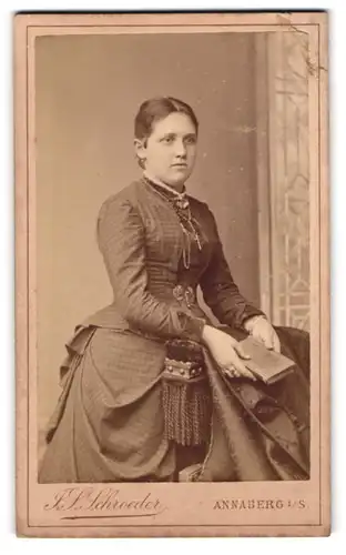 Fotografie J. S. Schroeder, Annaberg i. S., Portrait junge Frau im Gründerzeitkleid mit Kette