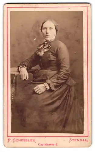 Fotografie F. Schüssler, Stendal, Carlstr. 8, ältere Dame im Gründerzeitkleid mit Schleife