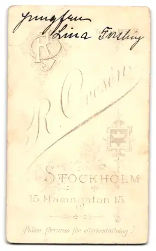 Fotografie R. Oversen, Stockholm, Hamngatan 15, ältere Dame im dunklen Kleid am Gründerzeitstuhl stehend