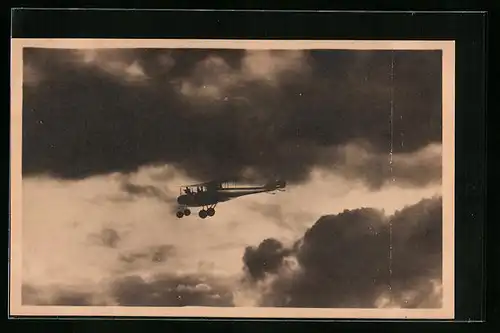 Foto-AK Doppeldecker-Flugzeug hoch in den Wolken