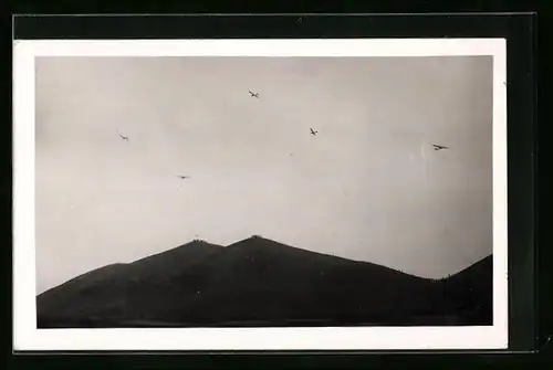 Foto-AK Segelflugzeug hoch in den Wolken