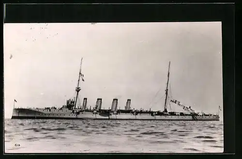 AK Kriegsschiff HMS Bristol mit Flaggengala auf hoher See