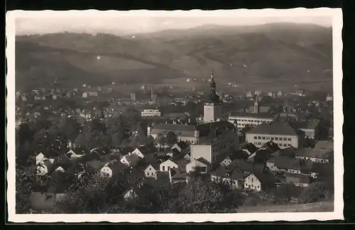 AK Wsetin, Ortsansicht mit Kirche und Hügeln