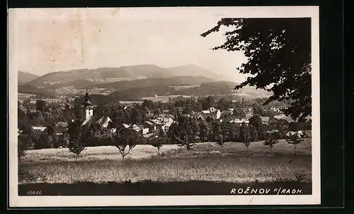 AK Roznov p. Radh., Ortsansicht mit Kirche und Hügeln