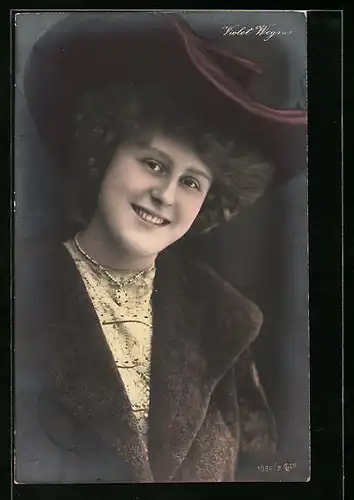 AK Schauspielerin Violet Wegner lächelt