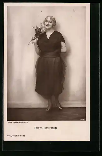 AK Schauspielerin Lotte Neumann mit einem Blumenstrauss